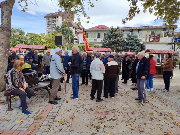 Пензионери од Тиквешко протестираа во Неготино и Кавадарци