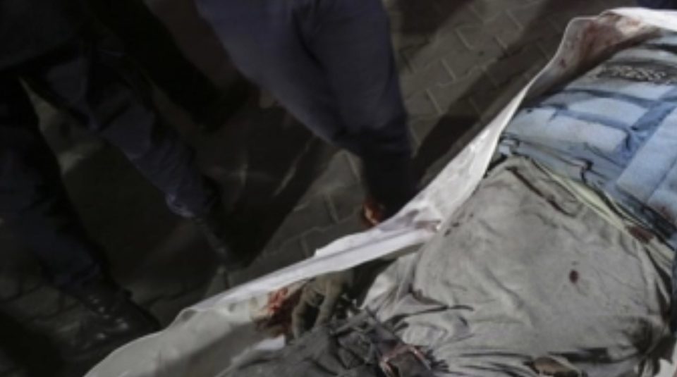 Вознемирувачко фото: Репортер на палестинска телевизија загина во израелски напад врз неговиот дом
