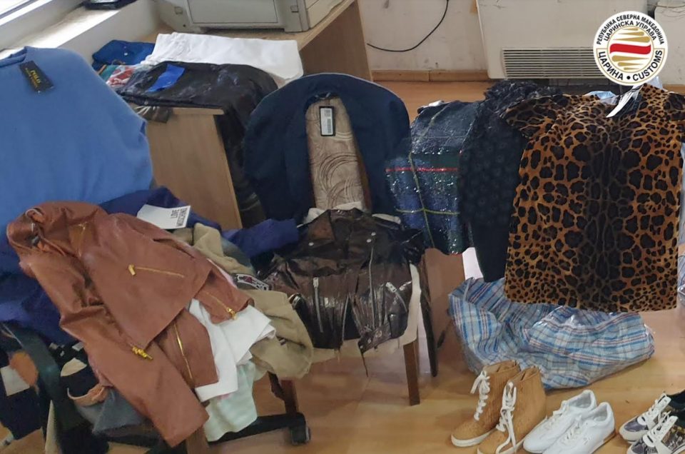 „Долче и Габана“, „Версаче“ и „Ралф Лорен“ не влегоа во Македонија: Спречен обид за криумчарење на облека и обувки вредни 1,6 милиони денари (ФОТО)